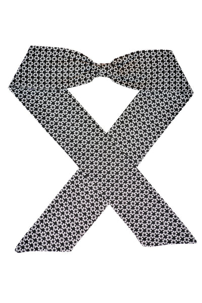 Black and white daisy print Bombshell Hair Wrap featuring a vintage-inspired cotton design.